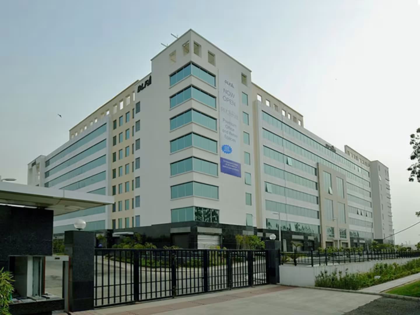 DLF Tower, Karam Pura — photo 1